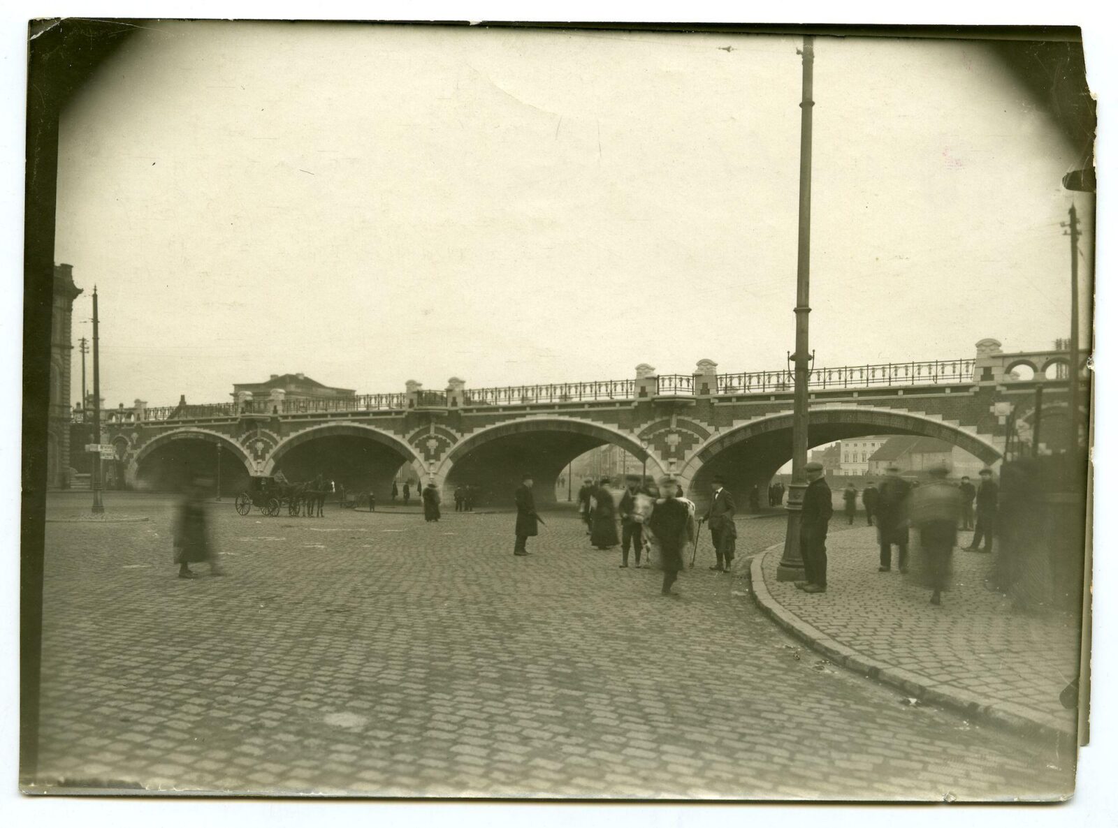 06 voetgangers in het midden van de Dampoort 19151