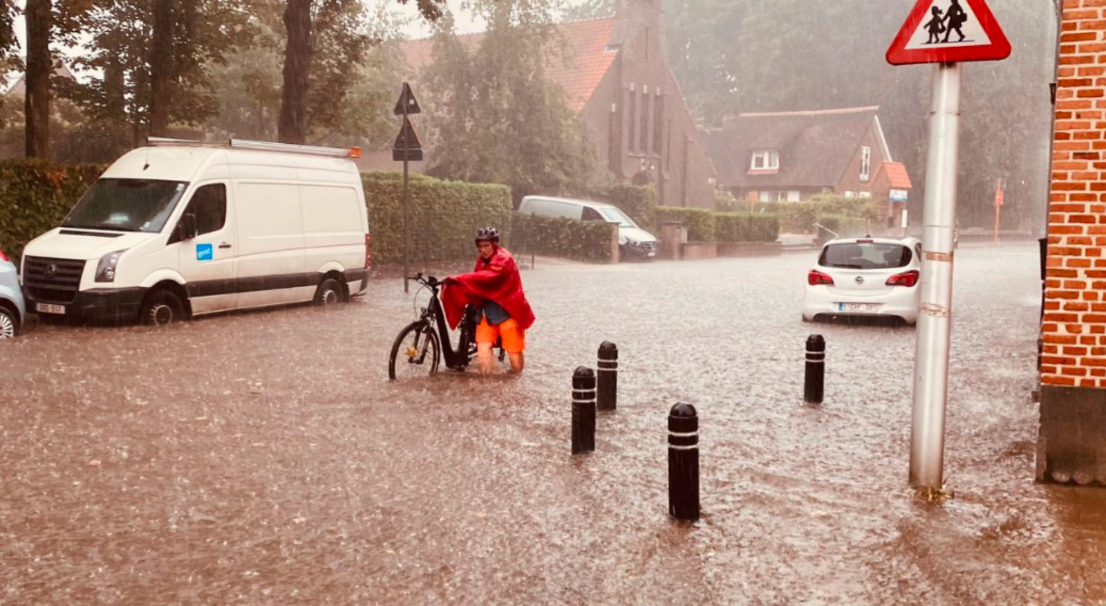 Eeklostraat onder water