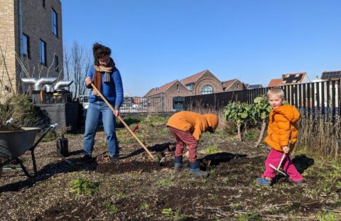 Op de dakakker werken